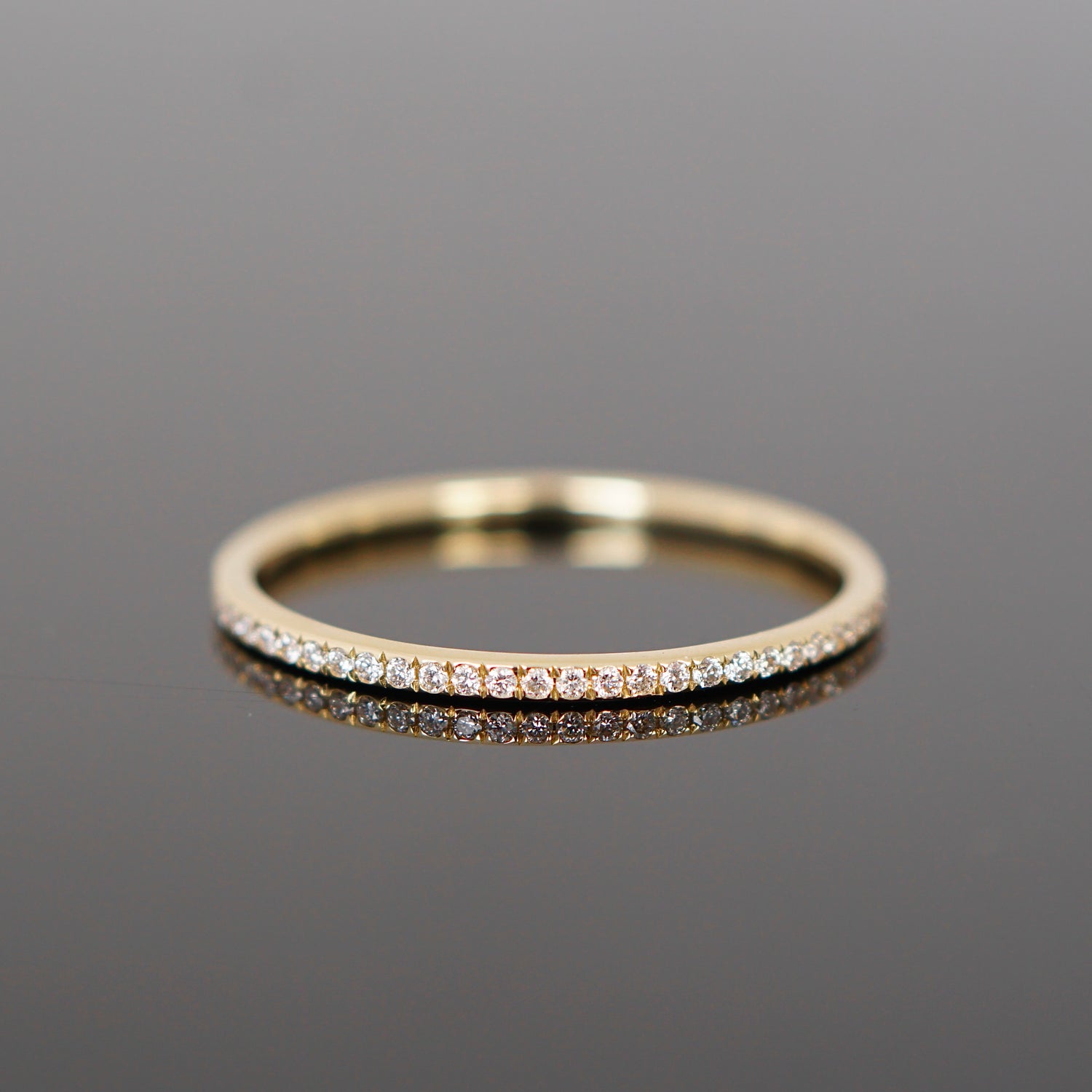 Zarter Brillantring aus Gold, 1,2 mm breit.