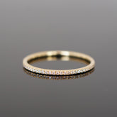Zarter Brillantring aus Gold, 1,2 mm breit.