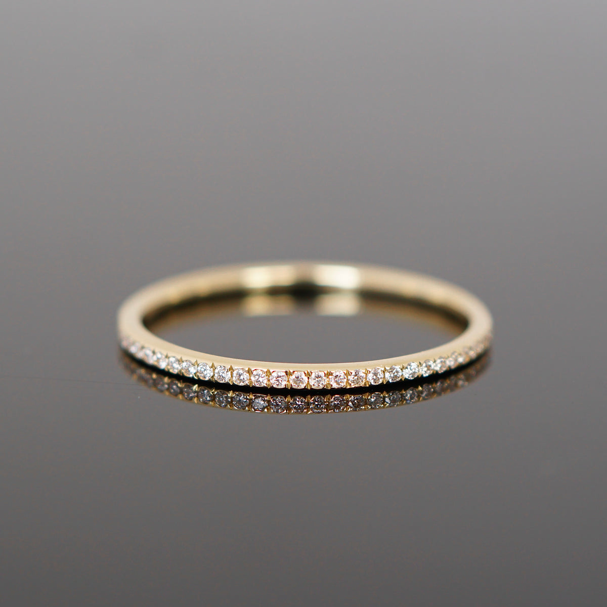 Zarter Brillantring aus Gold, 1,2 mm breit.