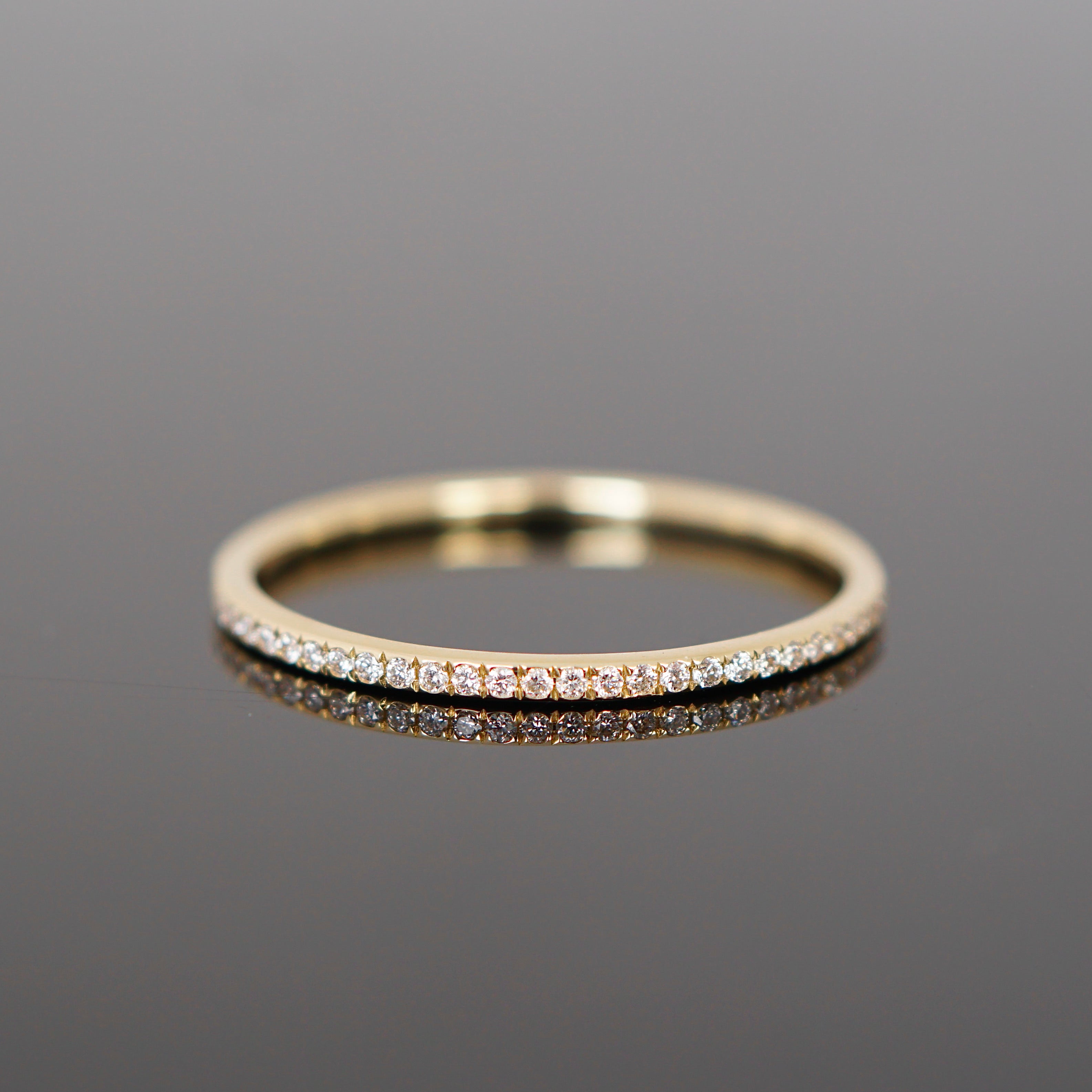 Zarter Brillantring aus Gold, 1,2 mm breit.