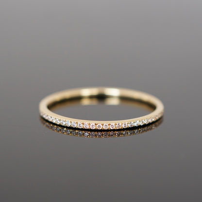 Zarter Brillantring aus Gold, 1,2 mm breit.