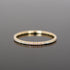 Zarter Brillantring aus Gold, 1,2 mm breit.