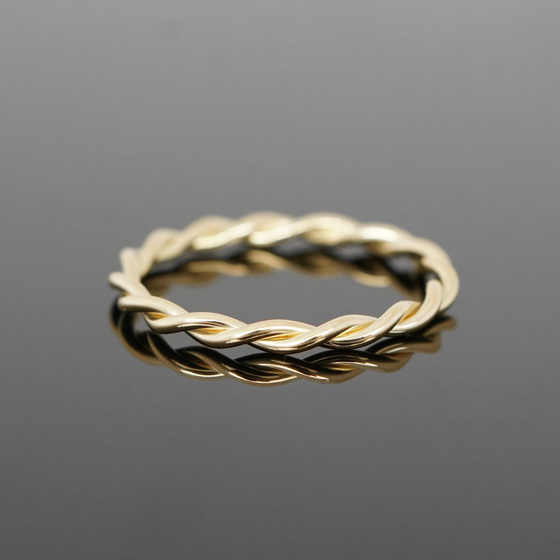 Filigraner Ring, perfekt für die Kombination mit anderen Ringen. Kordelring aus Gold, Roségold oder Platin.