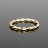 Filigraner Ring, perfekt für die Kombination mit anderen Ringen. Kordelring aus Gold, Roségold oder Platin.