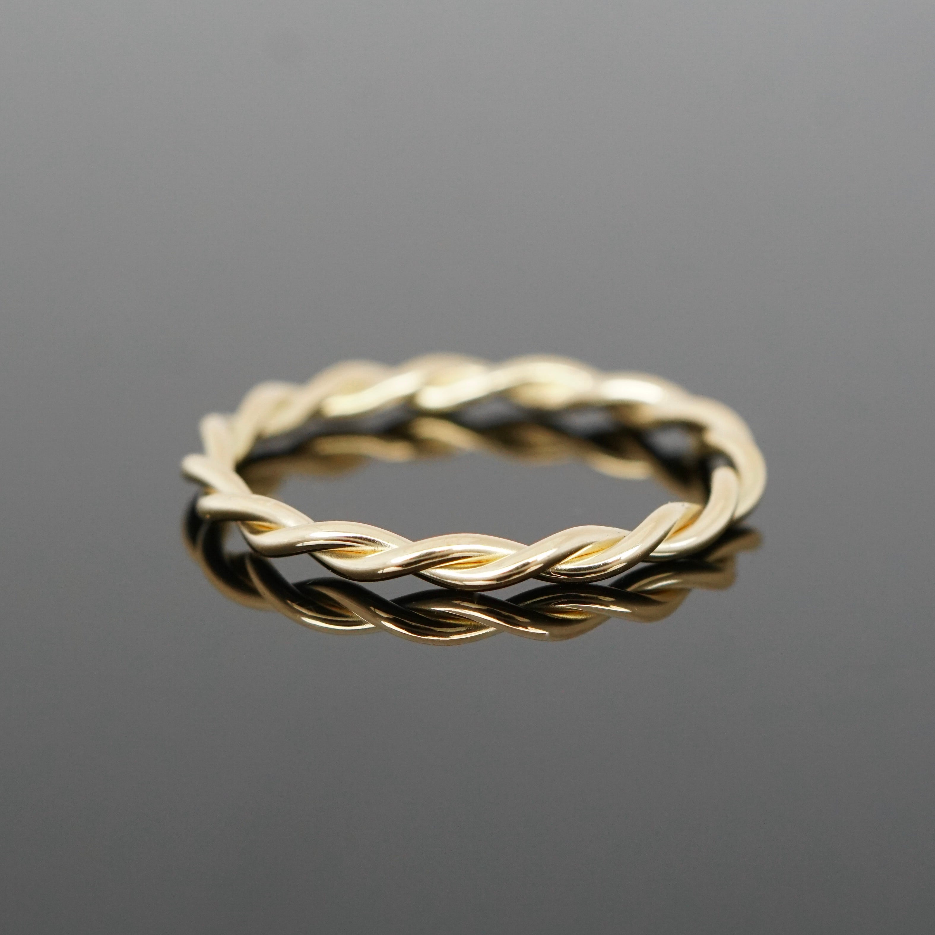 Filigraner Ring, perfekt für die Kombination mit anderen Ringen. Kordelring aus Gold, Roségold oder Platin.