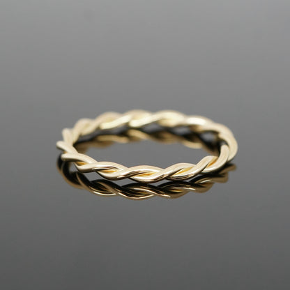 Filigraner Ring, perfekt für die Kombination mit anderen Ringen. Kordelring aus Gold, Roségold oder Platin.