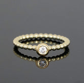 Vorsteckring mit zarten Kugeln und runder Fassung mit Diamant 