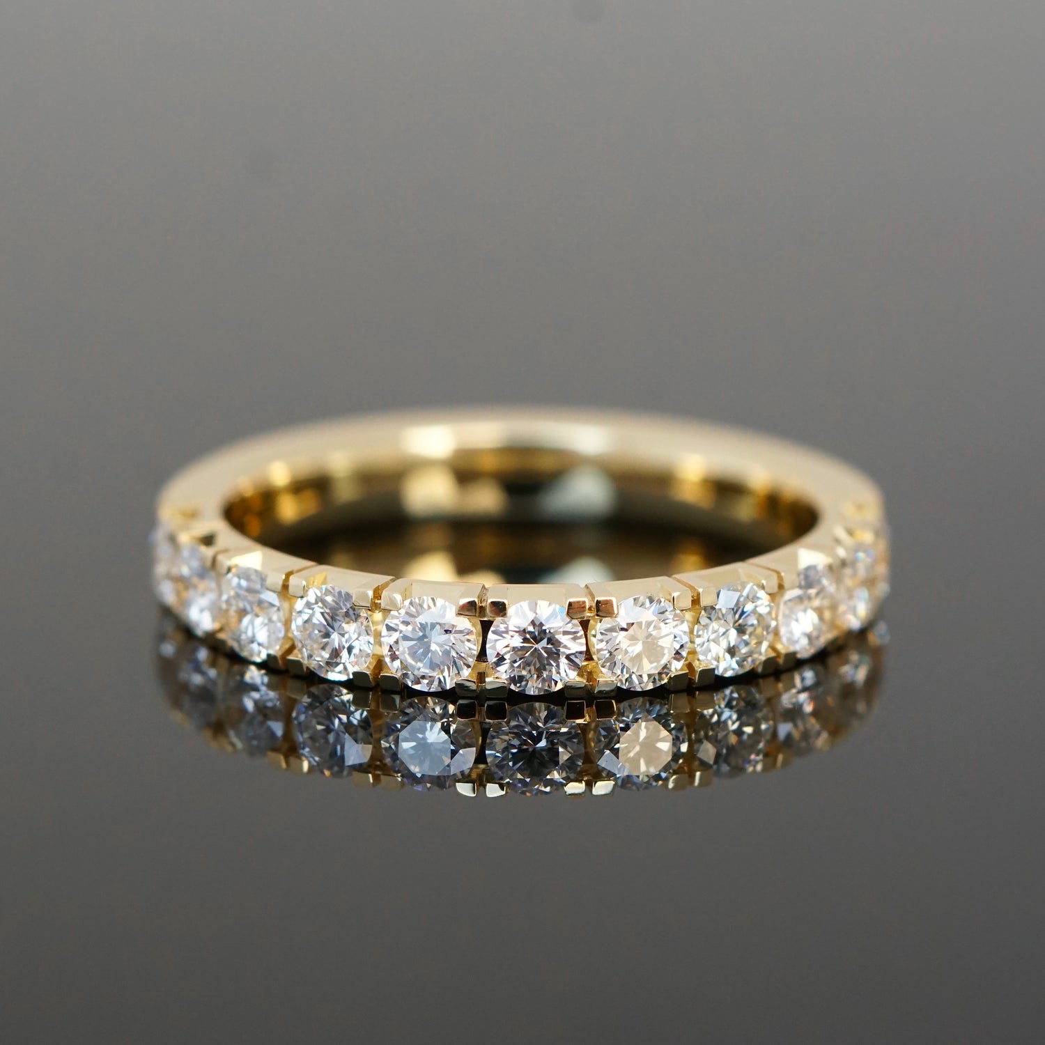 Memoryring mit Diamanten in Vier-Krappen-Fassungen, halb ausgefasst, poliert 