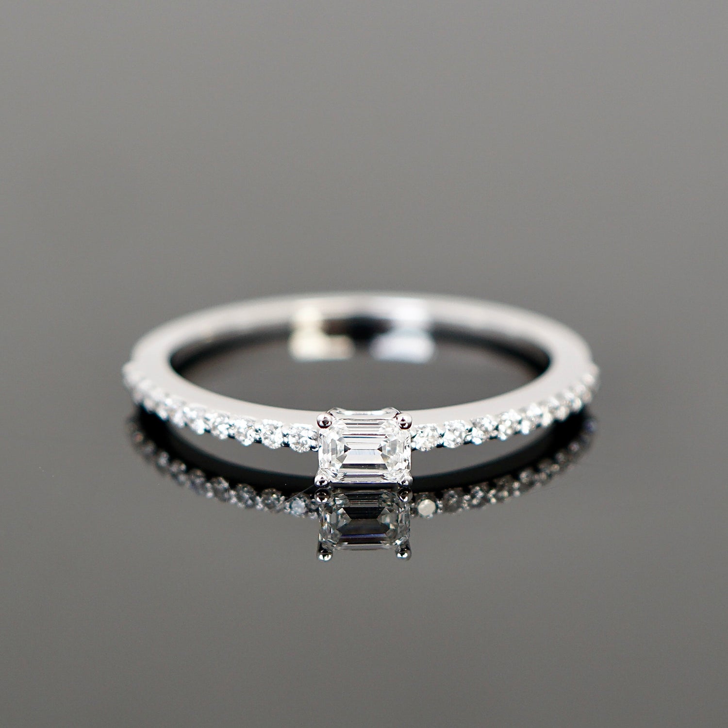 Vintage-inspirierter Ring mit rechteckigen Diamant und kleinen Diamanten 
