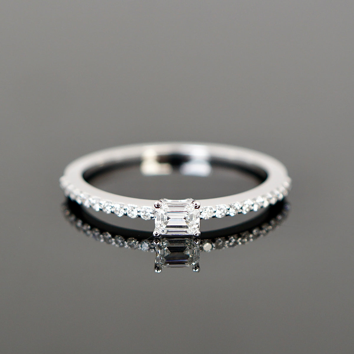 Vintage-inspirierter Ring mit rechteckigen Diamant und kleinen Diamanten 
