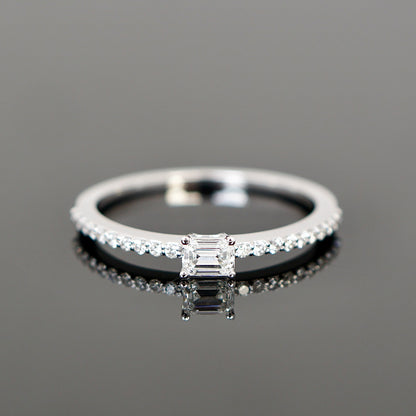Vintage-inspirierter Ring mit rechteckigen Diamant und kleinen Diamanten 