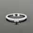 Vintage-inspirierter Ring mit rechteckigen Diamant und kleinen Diamanten 