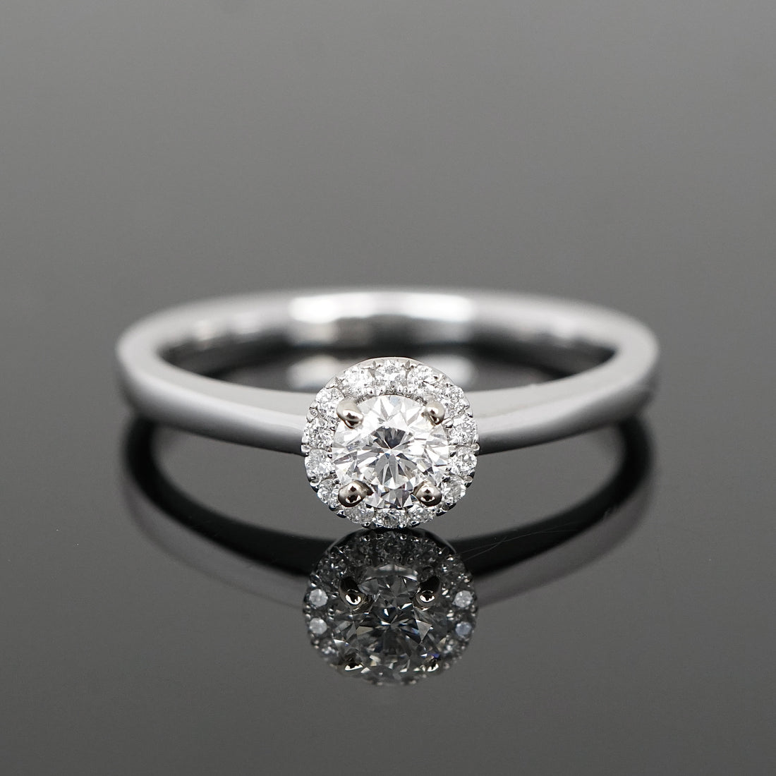 Verlobungsring mit 0,25 Ct. Mittelstein umrahmt von kleinen Diamanten, Vintage-inspirerter Look 