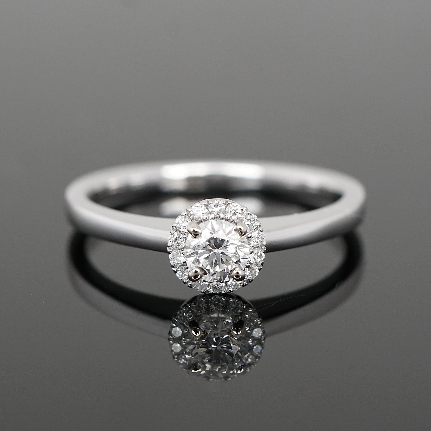 Verlobungsring mit 0,25 Ct. Mittelstein umrahmt von kleinen Diamanten, Vintage-inspirerter Look 