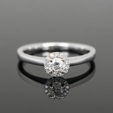 Verlobungsring mit 0,25 Ct. Mittelstein umrahmt von kleinen Diamanten, Vintage-inspirerter Look 