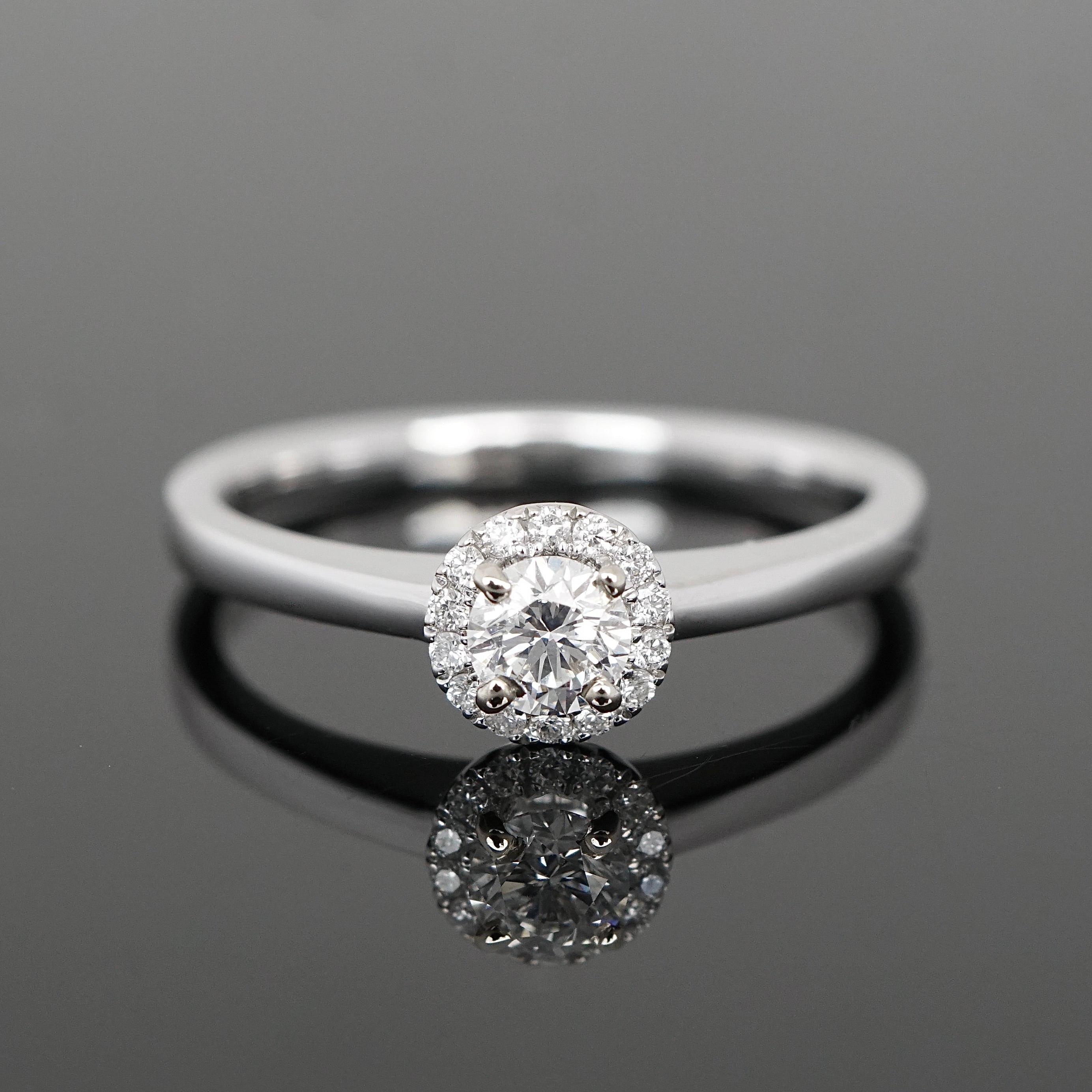 Verlobungsring mit 0,25 Ct. Mittelstein umrahmt von kleinen Diamanten, Vintage-inspirerter Look 
