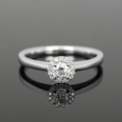 Verlobungsring mit 0,25 Ct. Mittelstein umrahmt von kleinen Diamanten, Vintage-inspirerter Look 