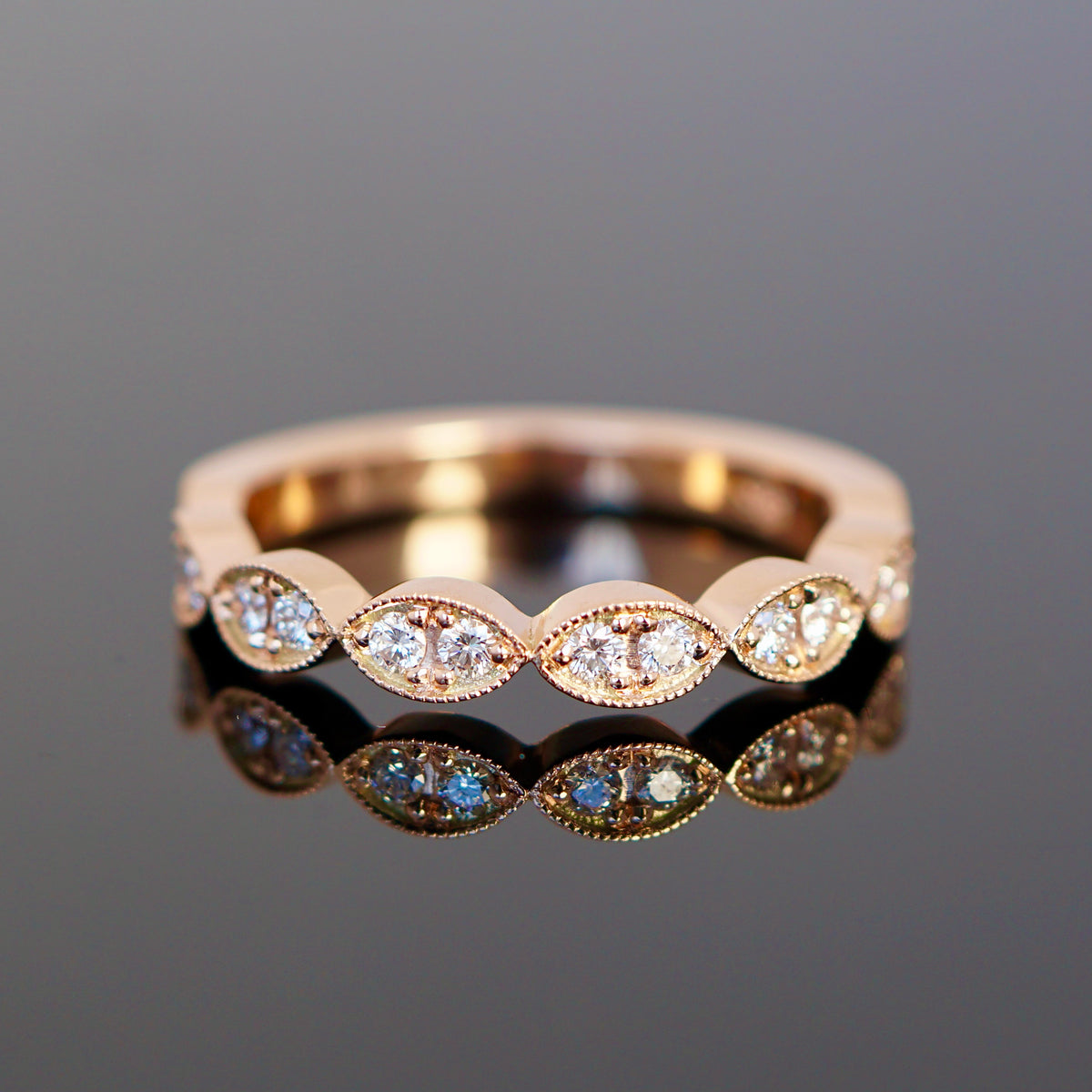 Memoryring im Vintagelook mit vielen Navetten und Brillanten im Ring, halb aufgefasst 