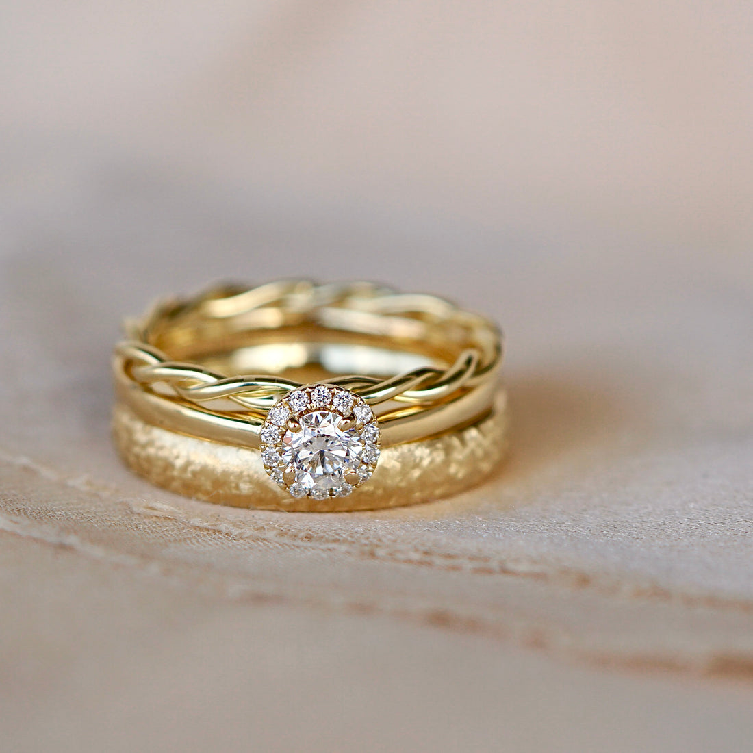 Verlobungsring und Ehering zusammen tragen aus Gold