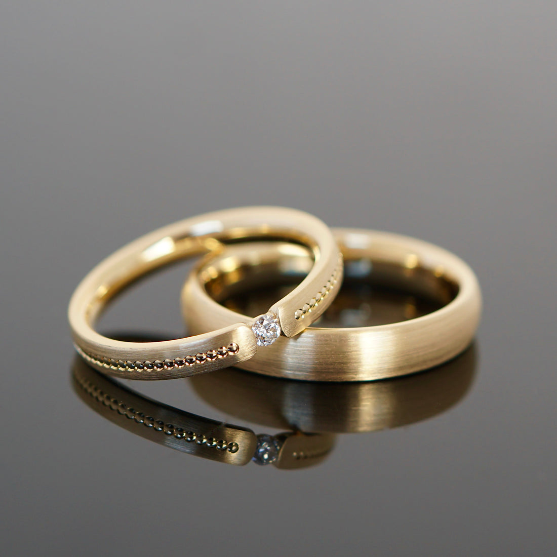 Vintage Trauringe ganz nach deinen Wünschen. Retro Trauringe aus Gold mit Perlierung und Diamant. Spannring Damenring 