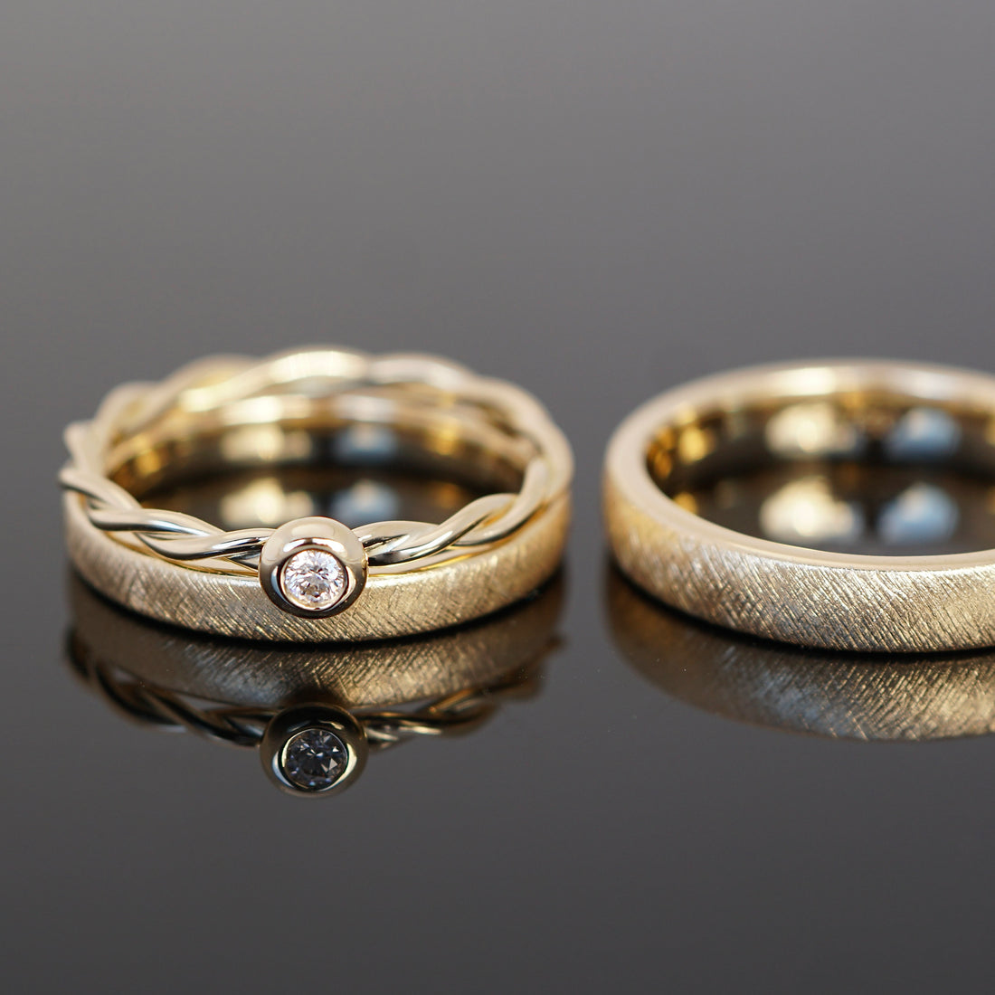 Trauringe ganz nach deinen Wünschen mit kreuzmatter Oberfläche und Vorsteckring Kordelring mit Diamant  