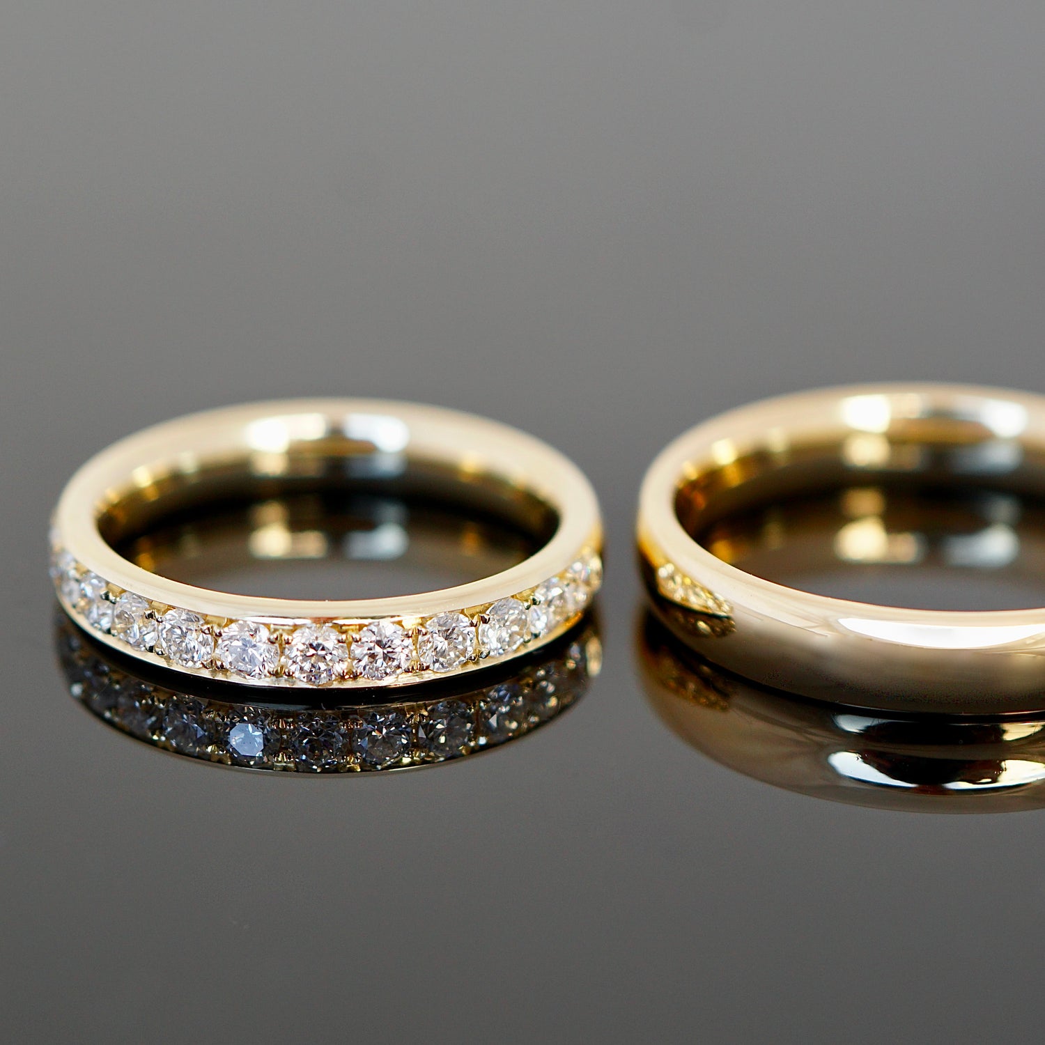 Trauringe ganz nach deinen Wünschen mit polierter Oberfläche für den Herrenring und Ring mit Diamanten als Damenring 