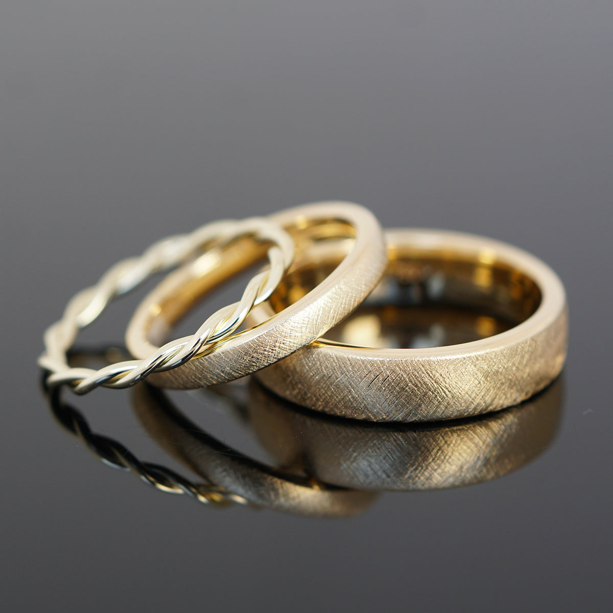Trauringe von Mein Lieblingsring mit Vorsteckring, Kordelring, Vintage Set.