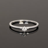 Weißgoldener Verlobungsring mit kleinem Diamanten