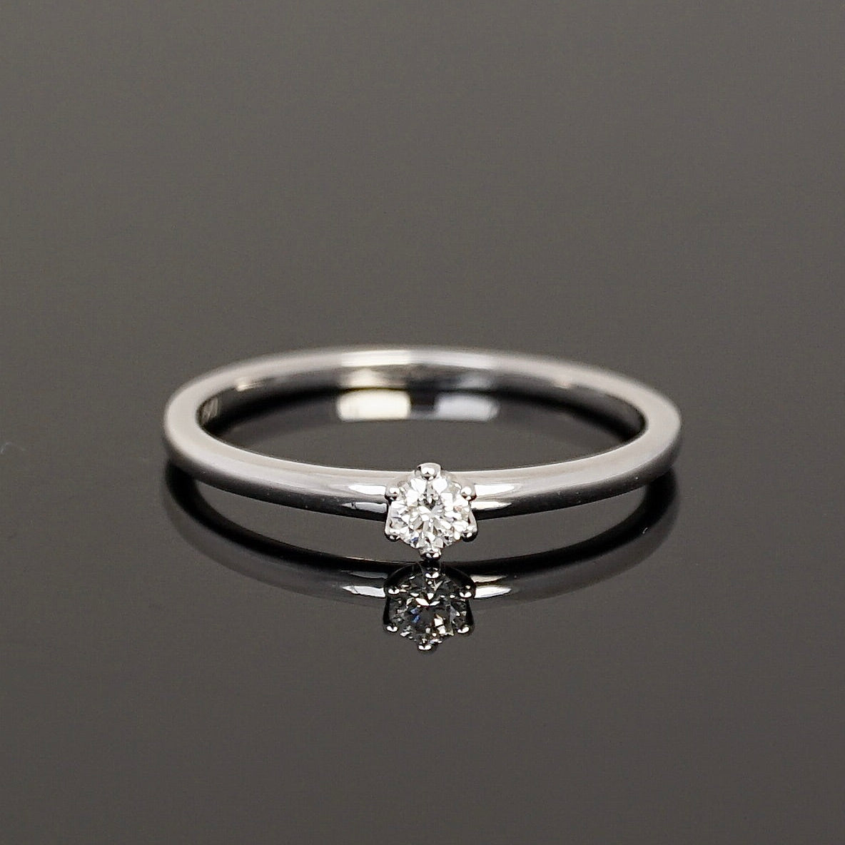 Weißgoldener Verlobungsring mit kleinem Diamanten