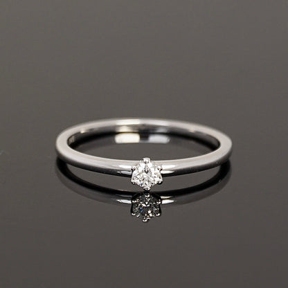 Weißgoldener Verlobungsring mit kleinem Diamanten