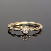 Kordelring mit 0,05 Ct. Brillanten, kleiner Diamant, besonderer Verlobungsring. Süßer Verlobungsring aus Gold oder Platin