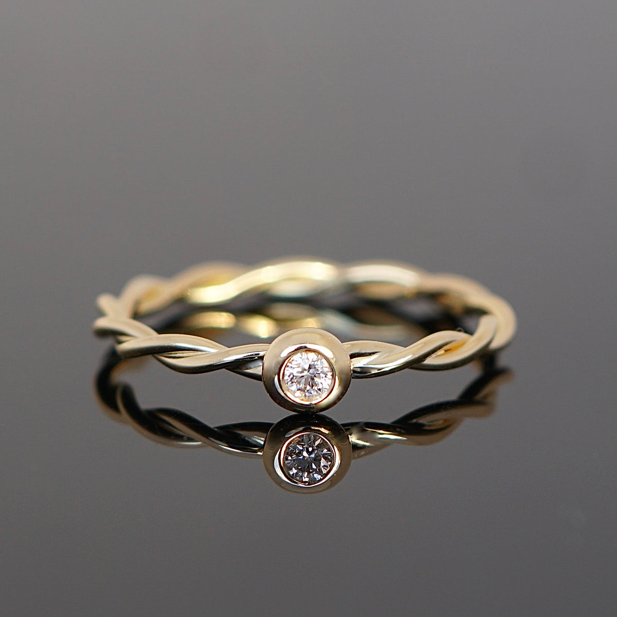 Kordelring mit 0,05 Ct. Brillanten, kleiner Diamant, besonderer Verlobungsring. Süßer Verlobungsring aus Gold oder Platin