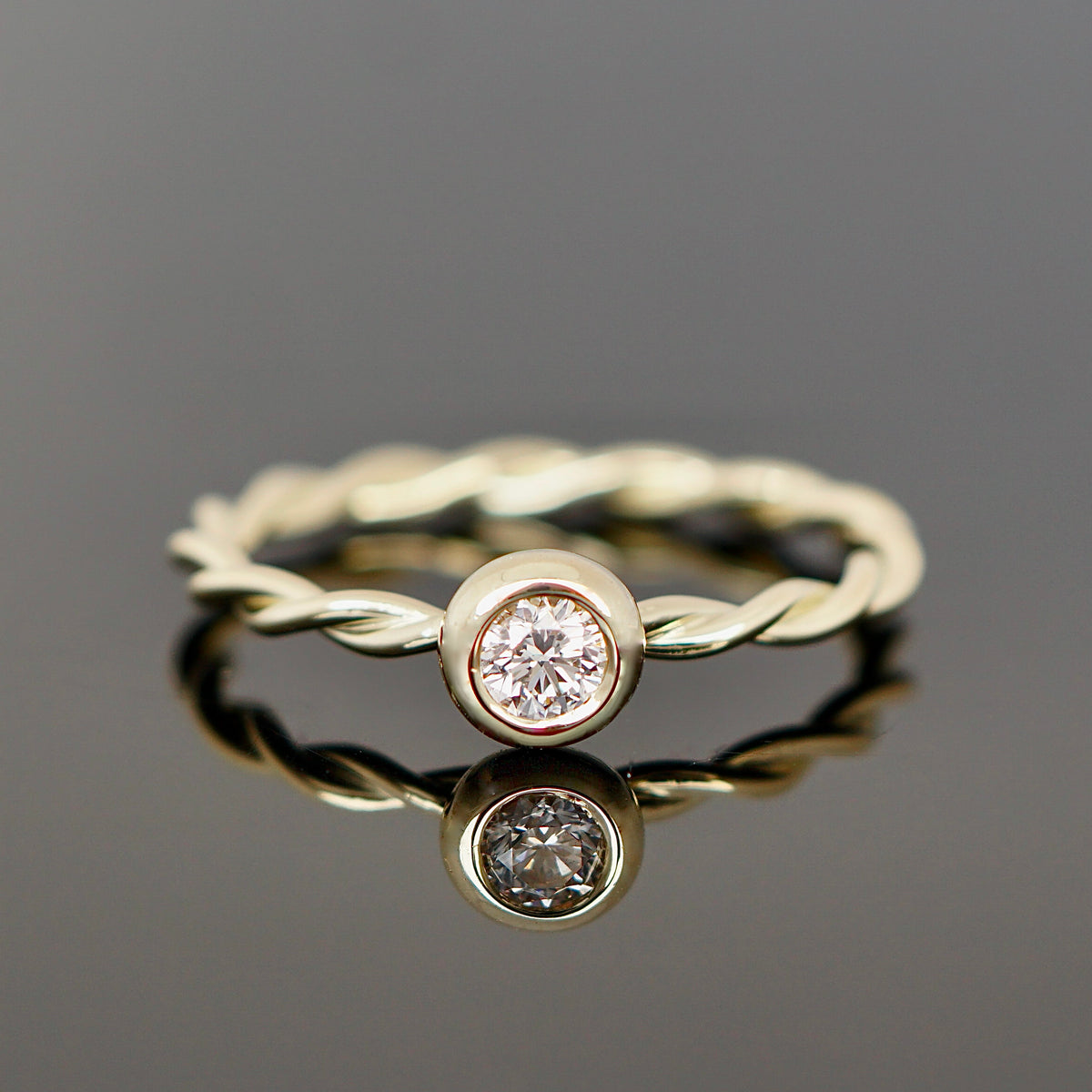 Kordelring Gold mit Diamanten Fassung 0,15 Carat Brillant. Geschmiedeter Ring aus Gelbgold, Roségold, Rotgold, Weißgold oder Platin