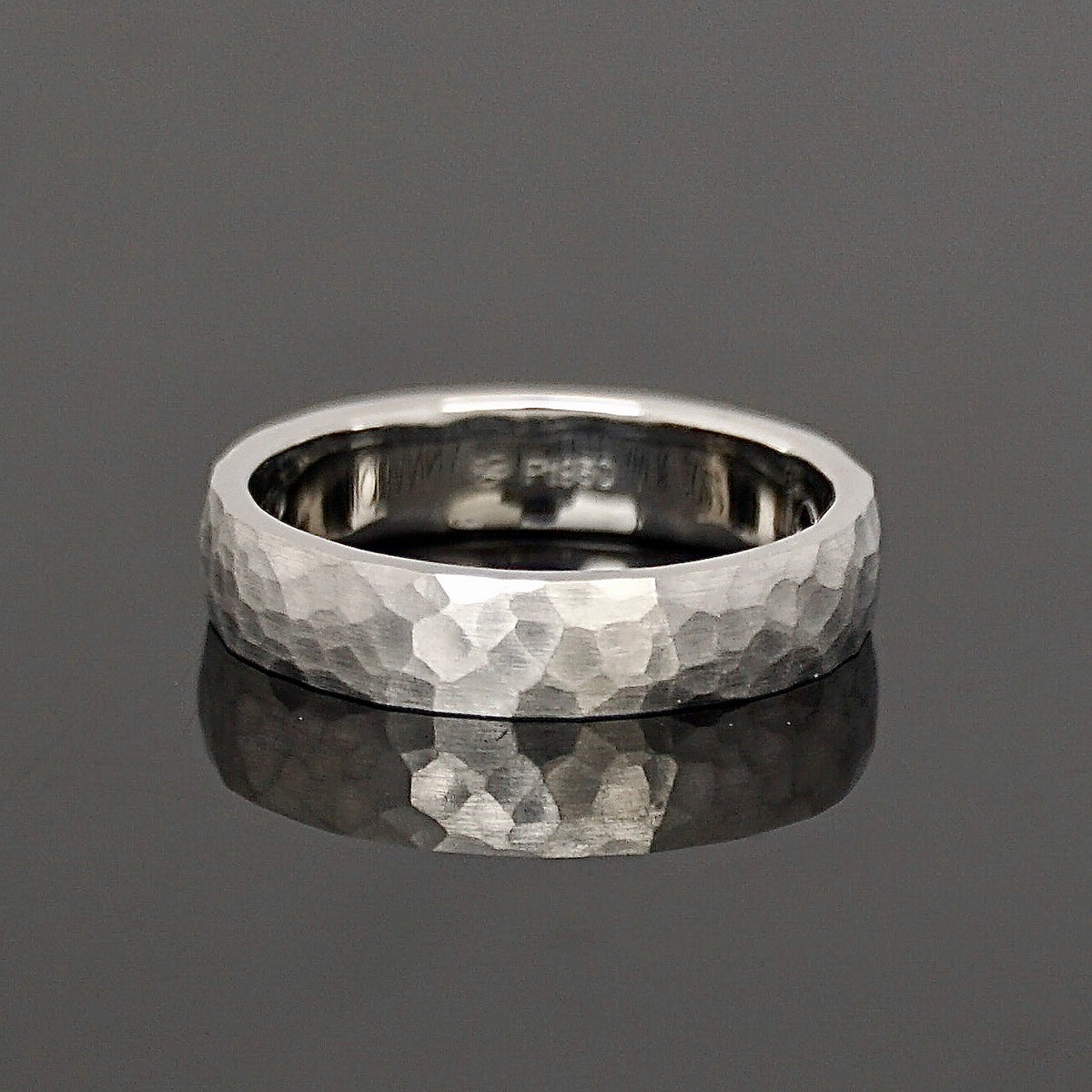 Hammerschlag Ehering für Männer. Herrenring mit geschmiedeter Oberfläche aus Platin.